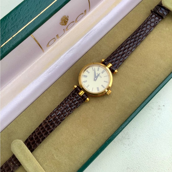 Ladies authentic Gucci watch💚❤️💛 - Picture 12 of 13